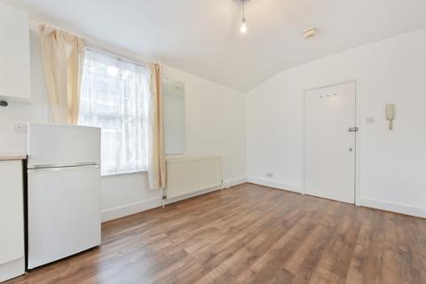 Studio to rent, Blurton Road, Clapton