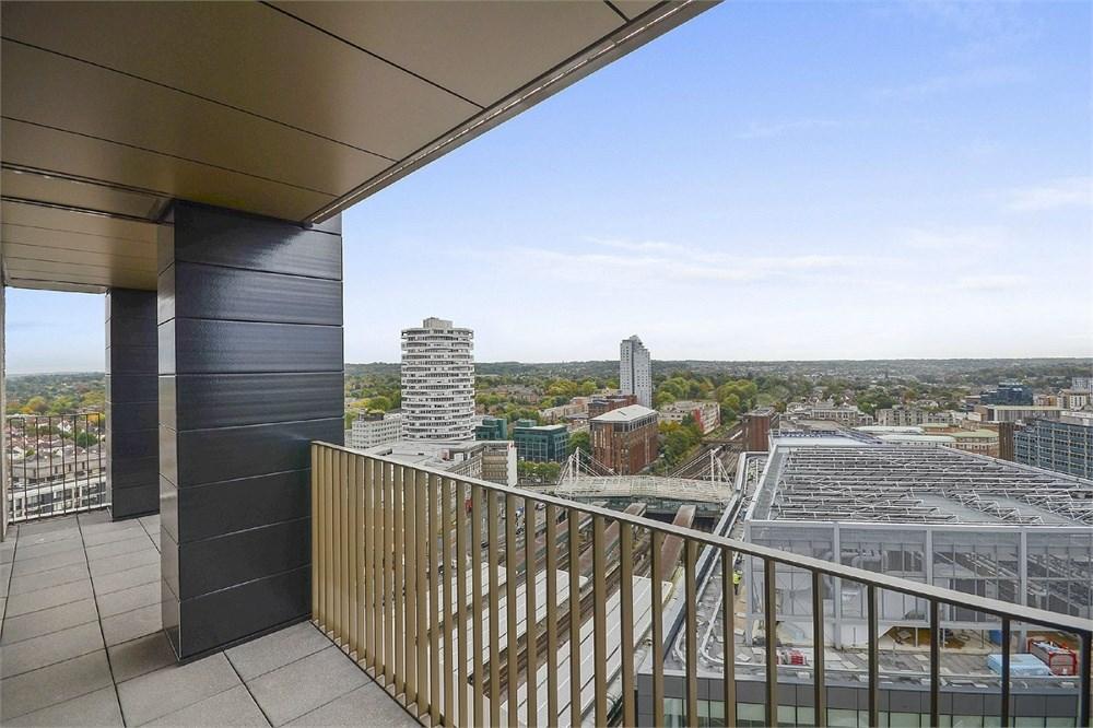 Vita Apartments, 1 Caithness Walk, Croydon, CR0 2 bed apartment £