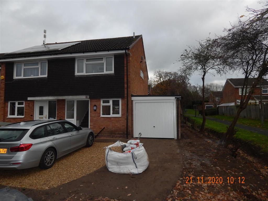 Newent Close, Redditch 2 bed semidetached house £850 pcm (£196 pw)
