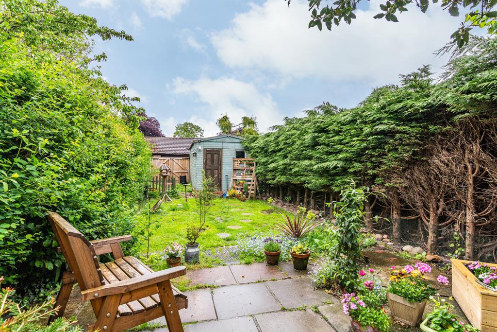 Florence Road, Gedling, Nottingham NG4 3 bed end of terrace house £
