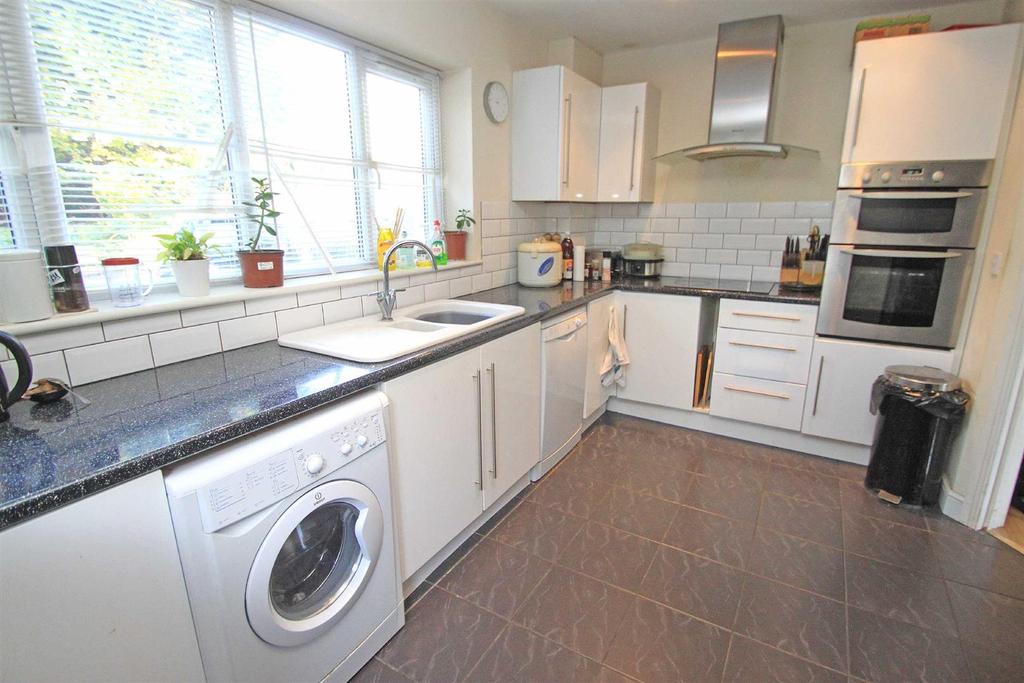 Cox Green Lane, Maidenhead 4 bed bungalow £675,000
