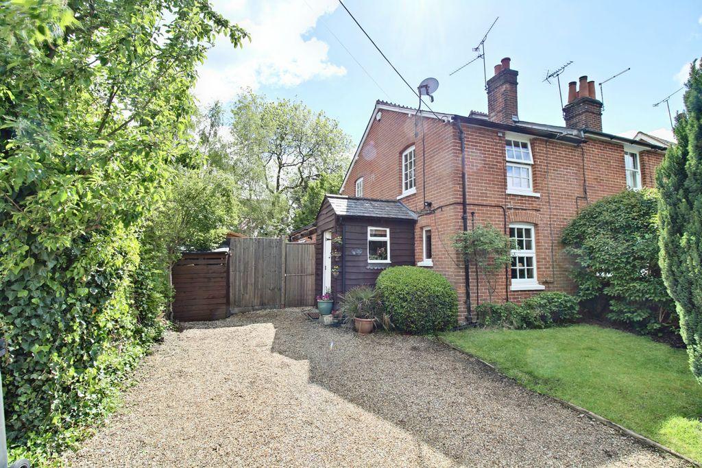 Holt Lane, Hook RG27 9EP 2 bed end of terrace house £375,000