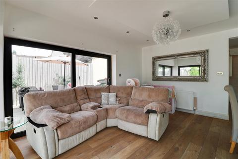 2 Central Avenue, Rochford, SS4 3BQ