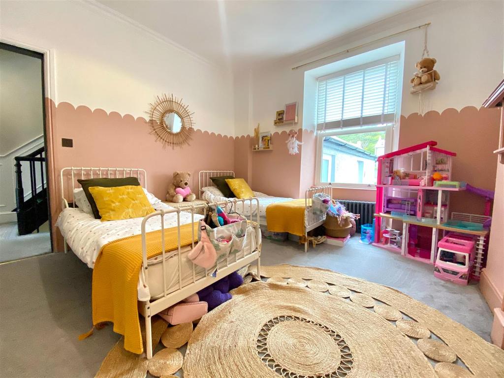 27 qr bed 1 pic 2.jpeg