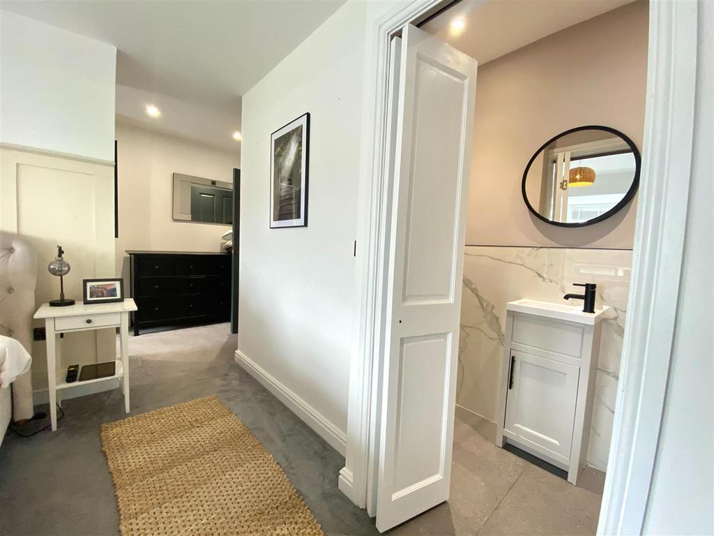 27 qr into en suite.jpeg