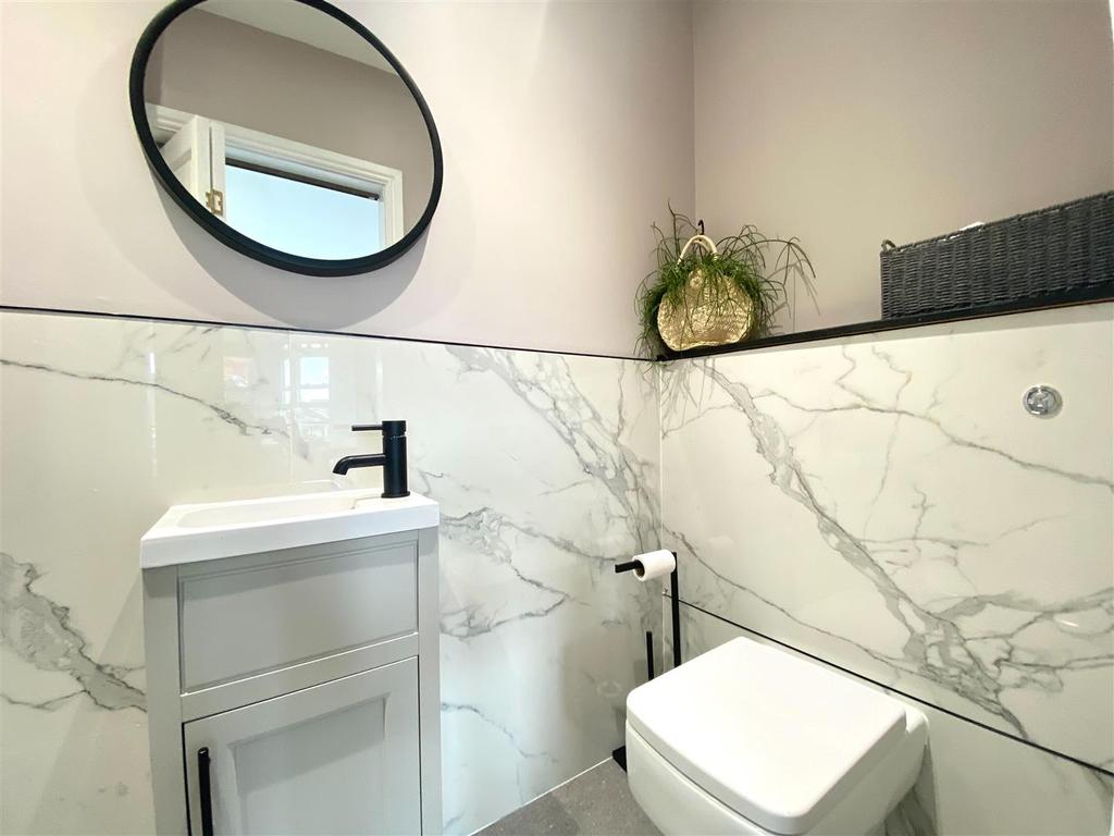 27 qr en suite pic 2.jpeg
