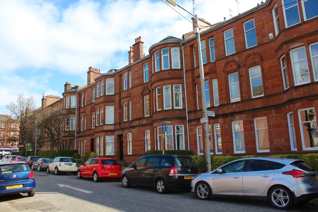 Ancaster Drive, Flat 2/1, Anniesland... 3 bed flat £1,100 pcm (£254 pw)