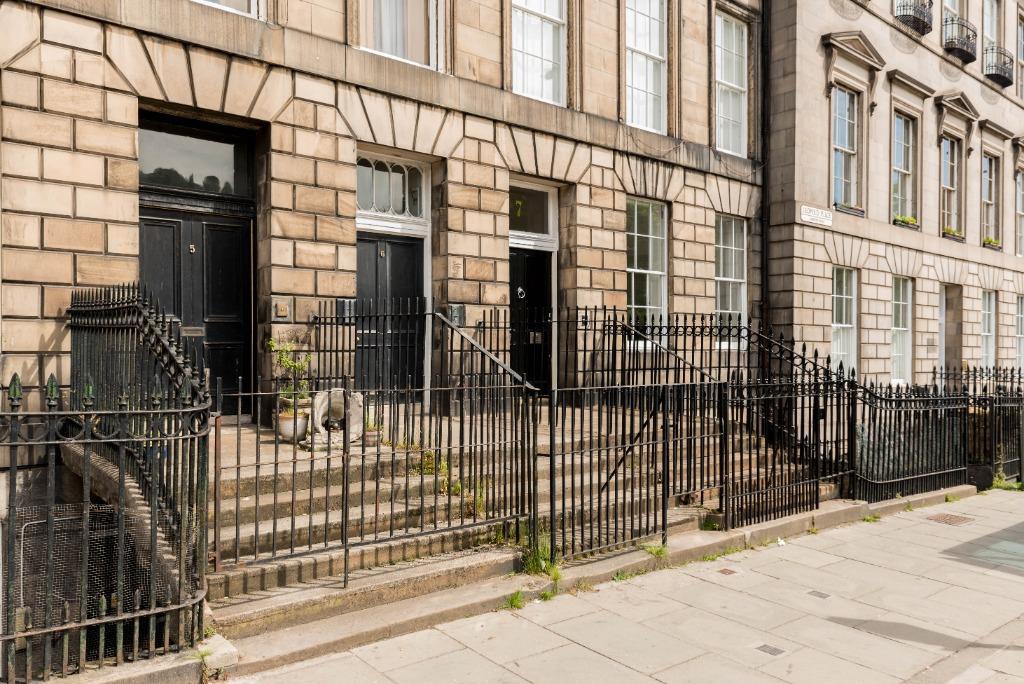 Leopold Place, New Town, Edinburgh, EH7 2 bed flat £1,450 pcm (£335 pw)