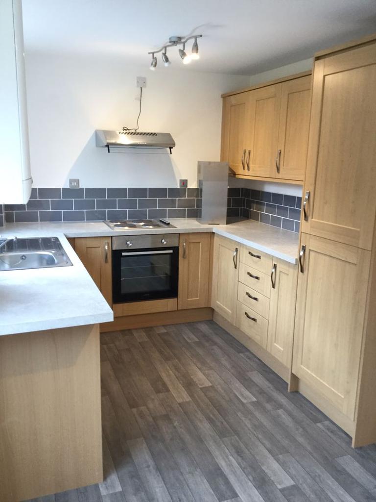 Dorchester Way, Hereford 3 bed semidetached house £825 pcm (£190 pw)