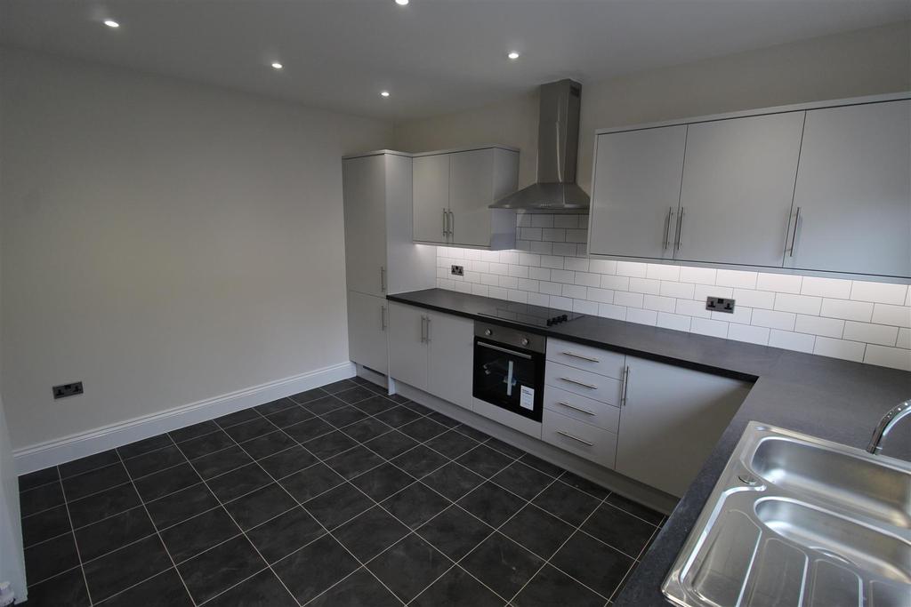 Westgate, Almondbury, Huddersfield 3 bed semidetached house £950 pcm