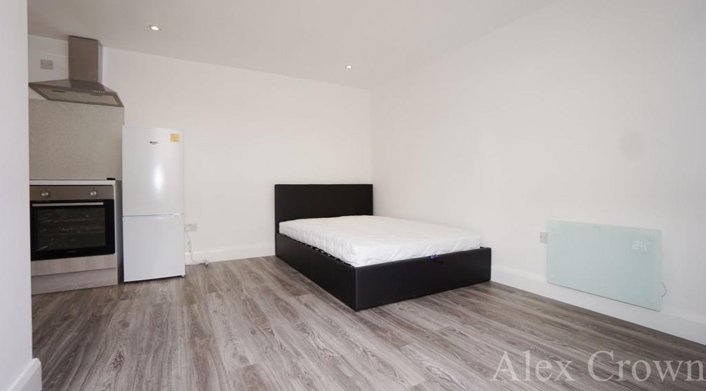 Rayleigh Road, Palmers Green Studio £1,250 pcm (£288 pw)