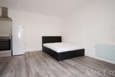 Studio to rent, Rayleigh Road, Palmers Green