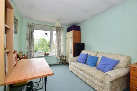Karinya Breach Lane, Lower Halstow, Sittingbourne, ME9 7DW