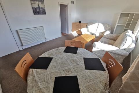 3 bedroom flat to rent, Northfield Farm Avenue, Edinburgh, EH8