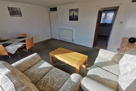 3 bedroom flat to rent, Northfield Farm Avenue, Edinburgh, EH8