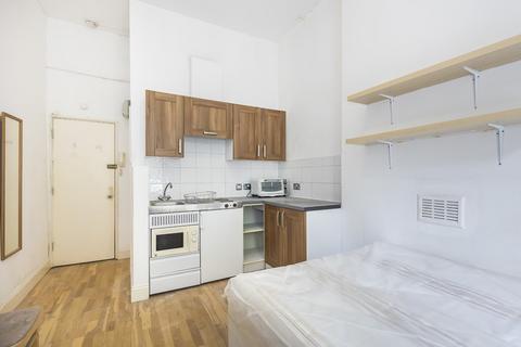 Studio to rent, Fitzjohns Ave, Hampstead, London NW3