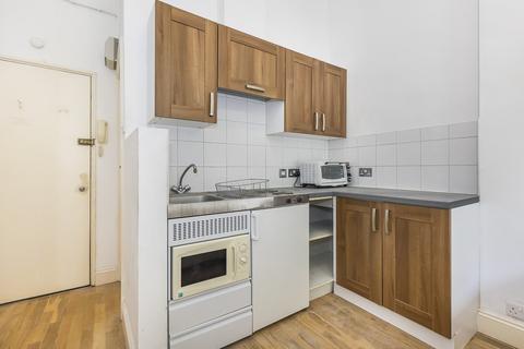 Studio to rent, Fitzjohns Ave, Hampstead, London NW3