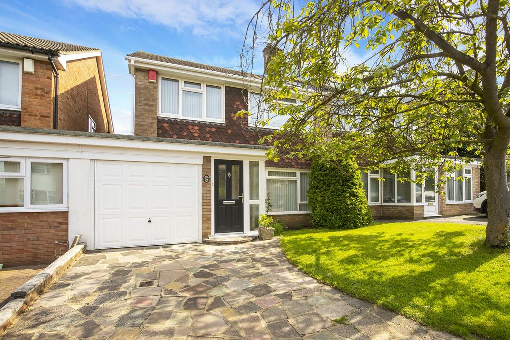 Ardmore Lane, Buckhurst Hill, IG9 3 bed semidetached house £700,000