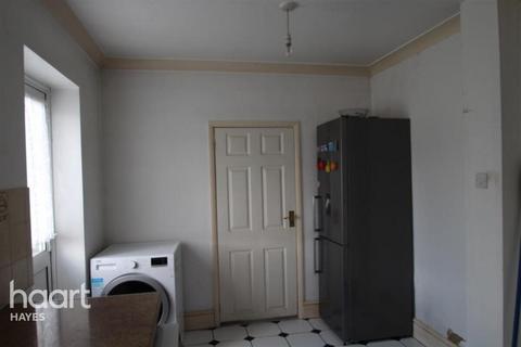2 bedroom flat to rent, Berwick Avenue, Hayes