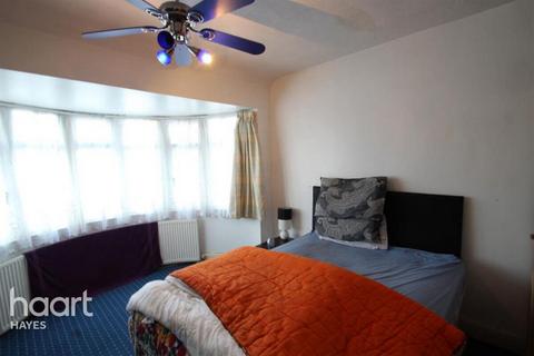 2 bedroom flat to rent, Berwick Avenue, Hayes