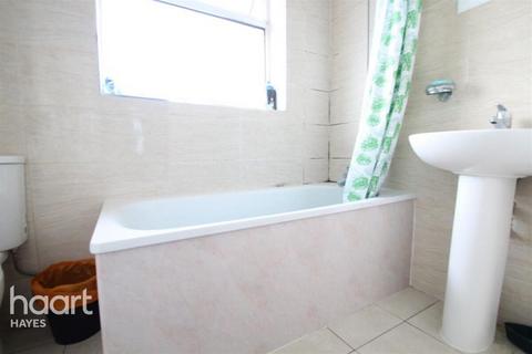 2 bedroom flat to rent, Berwick Avenue, Hayes