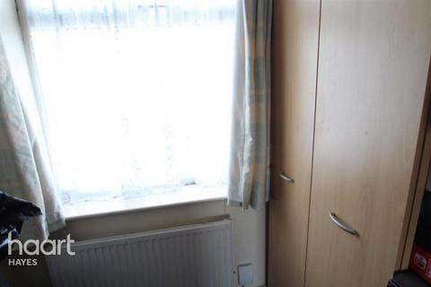 2 bedroom flat to rent, Berwick Avenue, Hayes