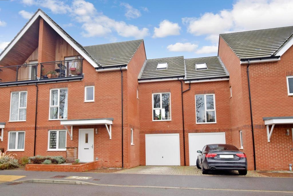 North Mead Chichester PO19 4 bed townhouse £2,000 pcm (£462 pw)