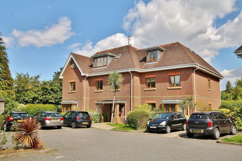 Horsell Rise, Horsell 2 bed penthouse £435,000