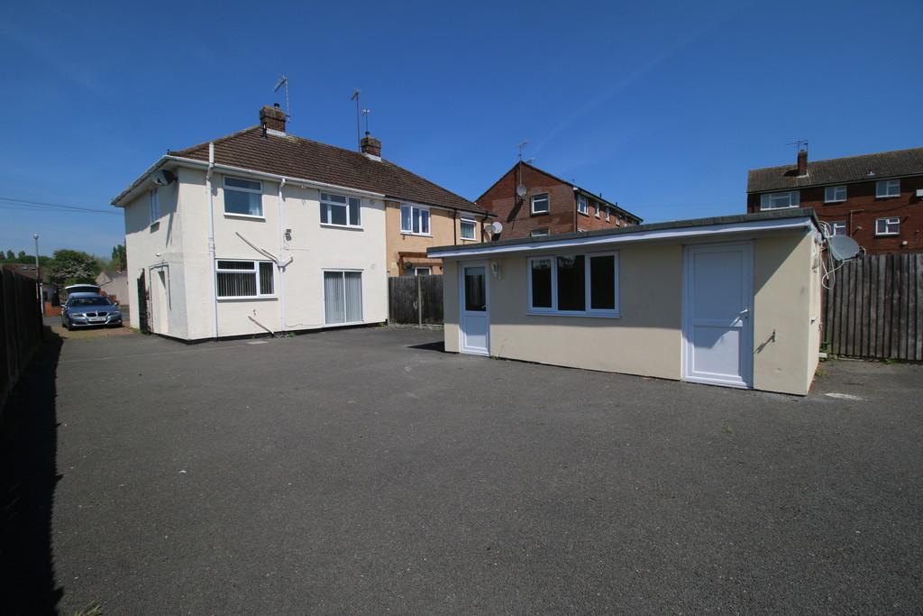 Walter Scott Road, Bedworth 3 bed semidetached house £795 pcm (£183 pw)