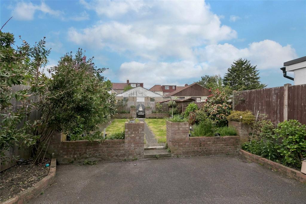 Meadowbank Road, Kingsbury, London, NW9 3 bed end of terrace house £