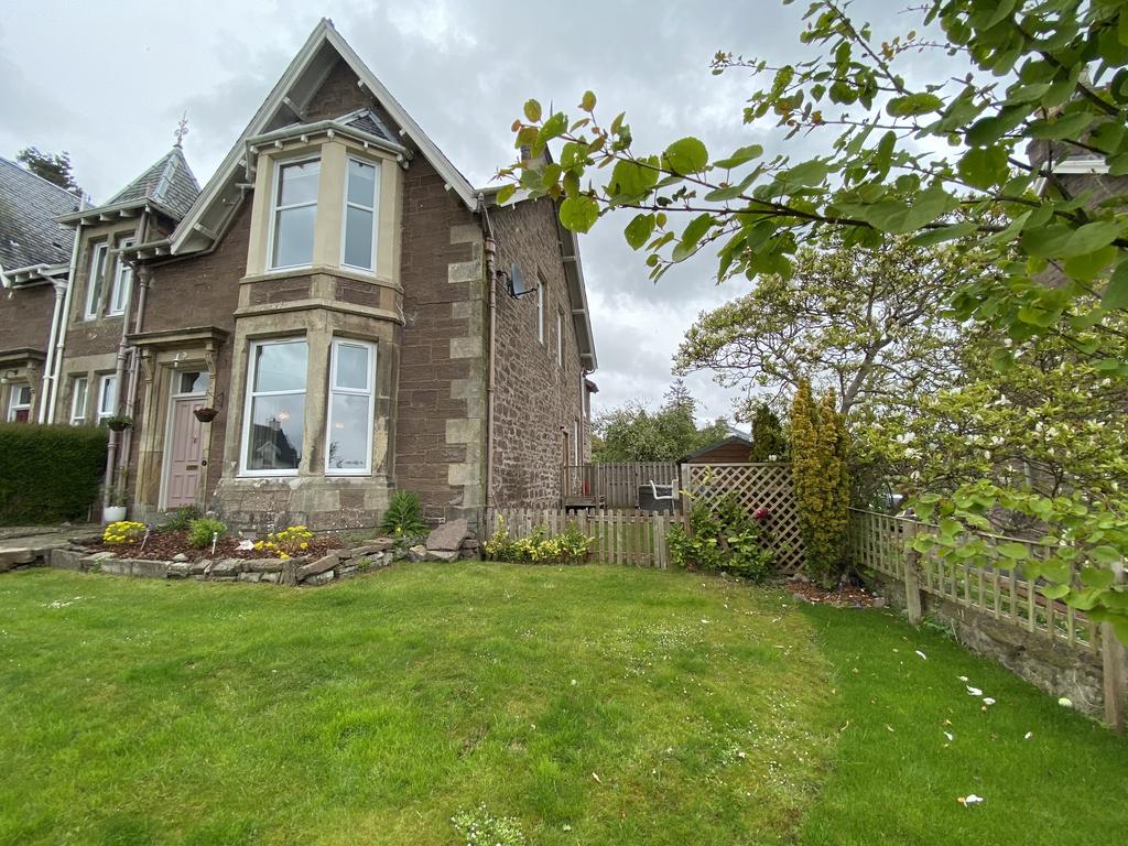 Ferntower Place, Crieff, Perthshire, PH7 4 bed semidetached house £