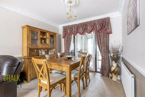 29 Heather Way, Romford, RM1 4SX
