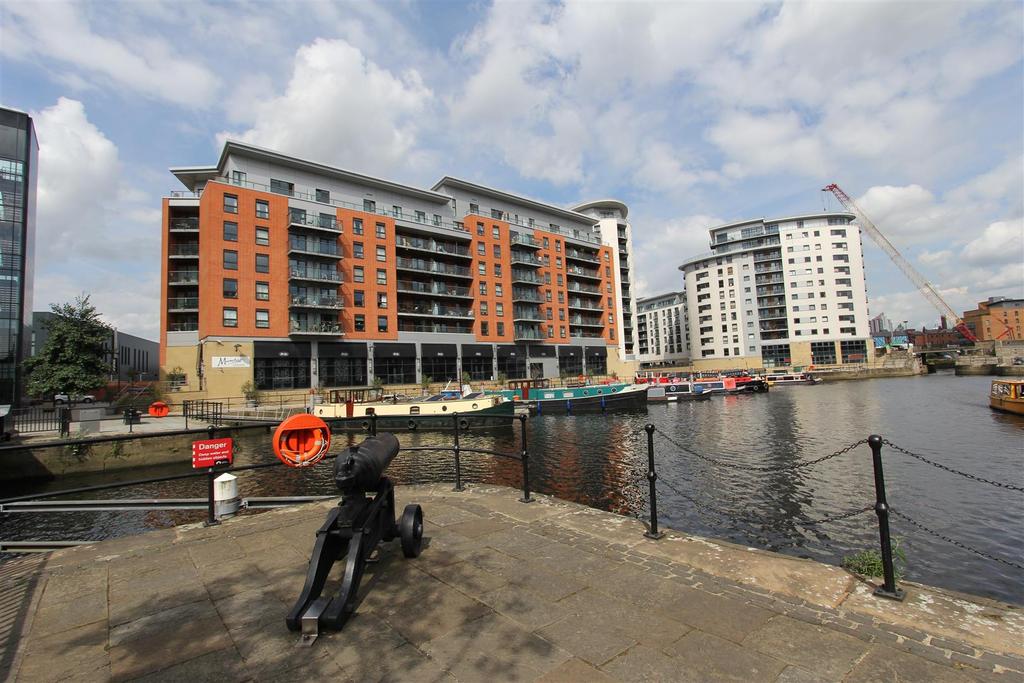 Mackenzie House, Leeds Dock 2 bed flat - £950 pcm (£219 pw)