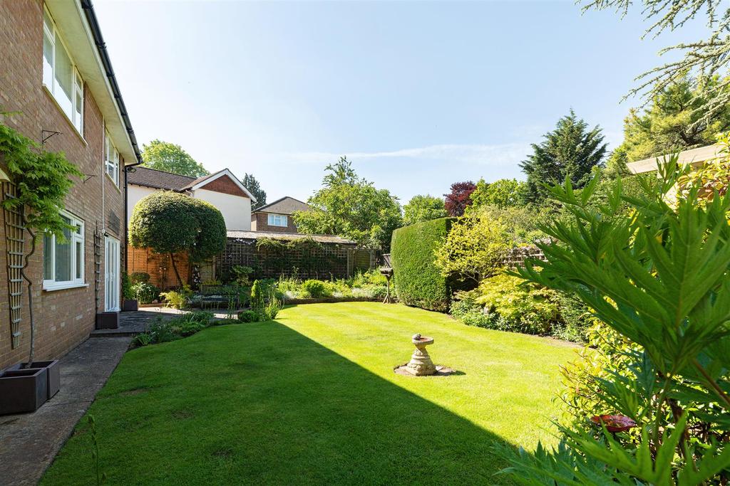 Ewell Downs Road, Epsom 4 bed detached house £3,500 pcm (£808 pw)