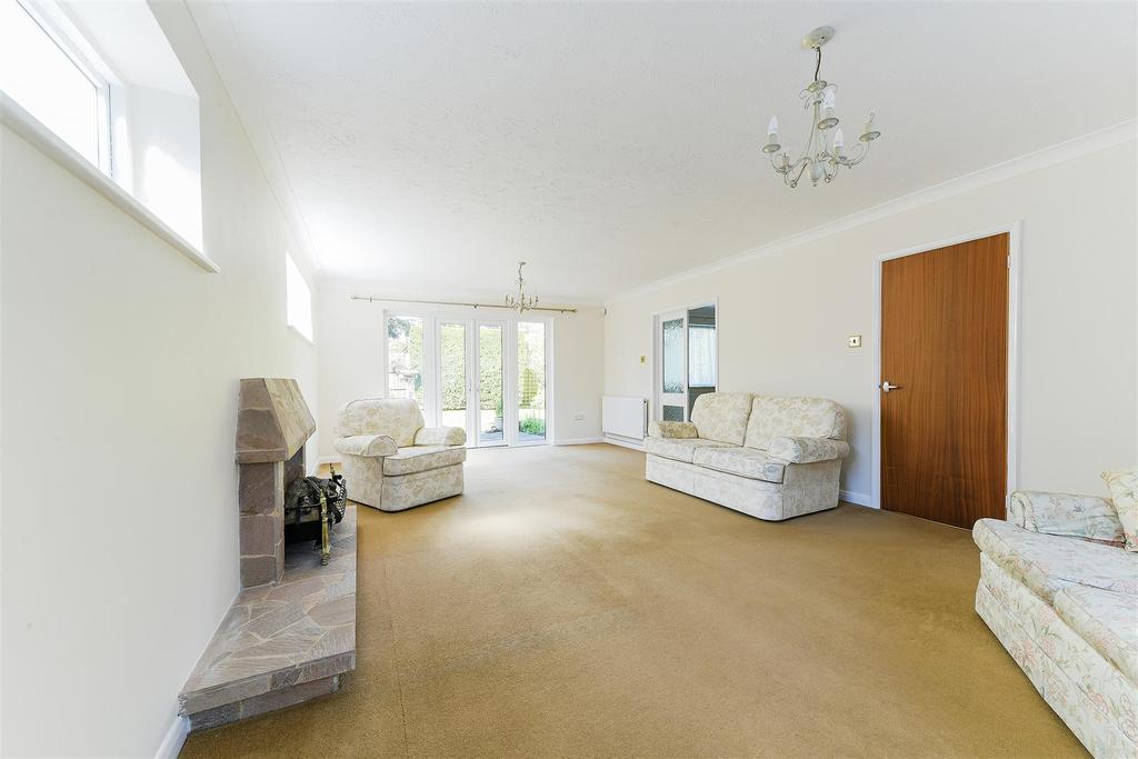 Ewell Downs Road, Epsom 4 bed detached house £3,500 pcm (£808 pw)