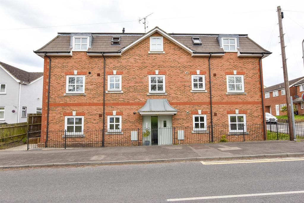 Bull Lane, Eccles 2 bed flat £950 pcm (£219 pw)