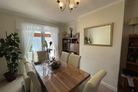 39 Russell Road, Chingford, London, E4 8HA