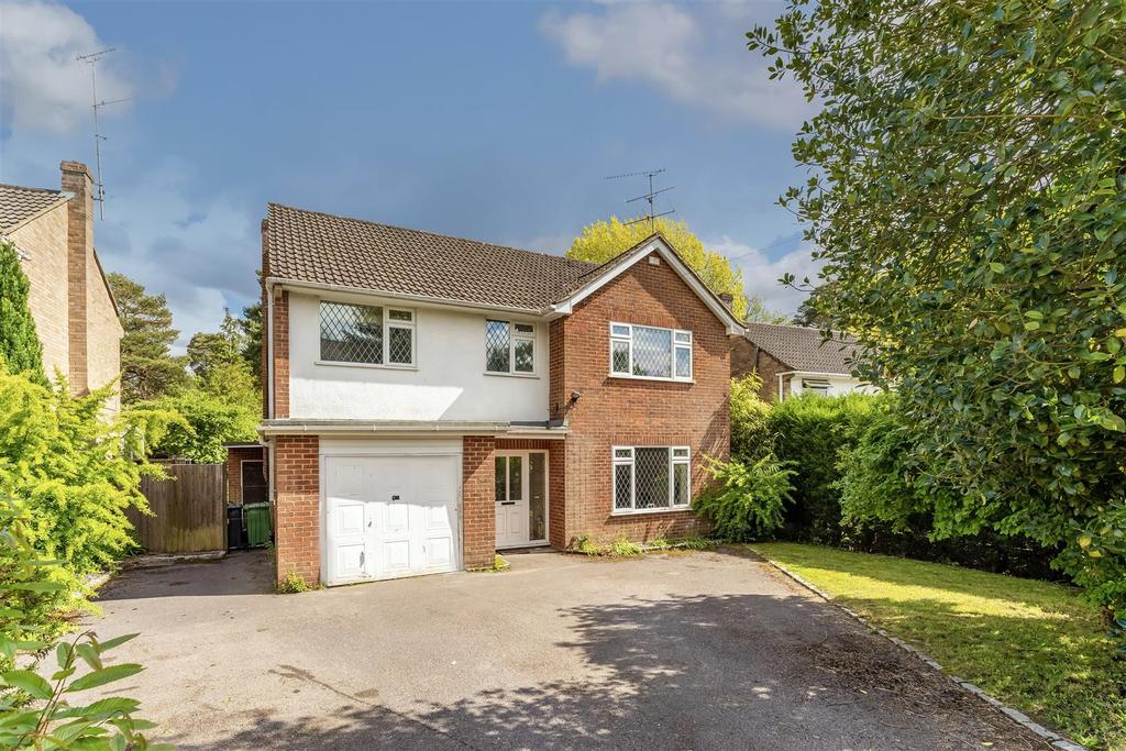 Iberian Way, Camberley 4 bed detached house £750,000