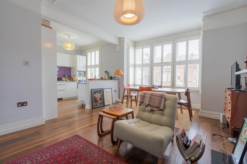 Elms Road, Clapham, London, SW4 2 bed apartment £1,950 pcm (£450 pw)