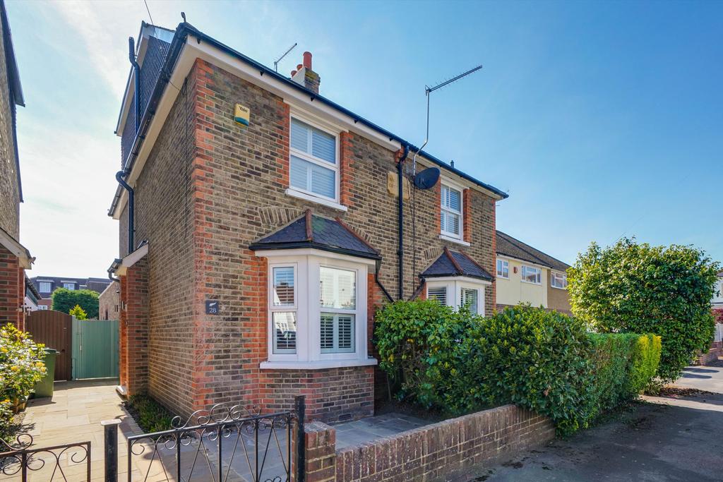 Spencer Road, Cobham, Surrey, KT11 3 bed semidetached house £2,500