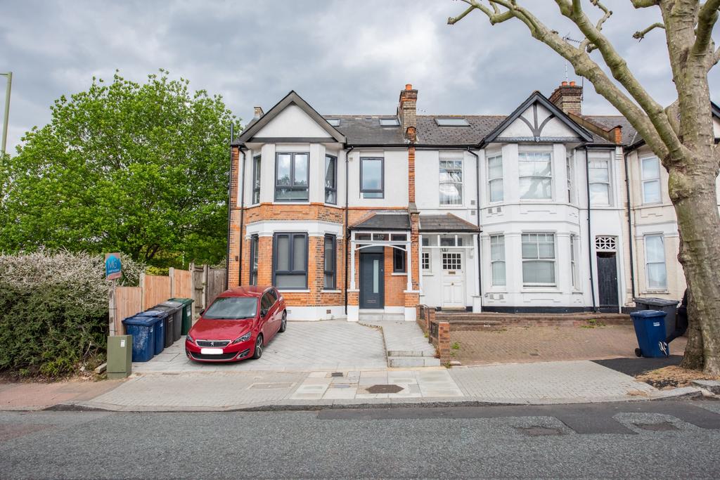 High Road, East Finchley, N2 2 bed flat - £525,000