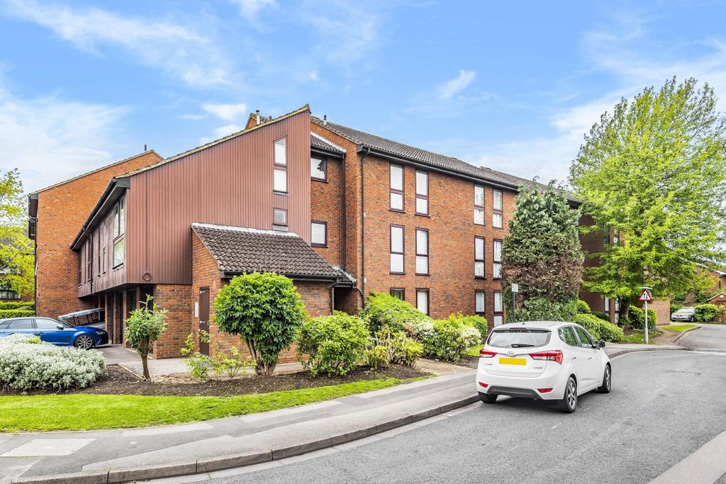 Claremont, Shepperton, TW17 1 bed flat £850 pcm (£196 pw)