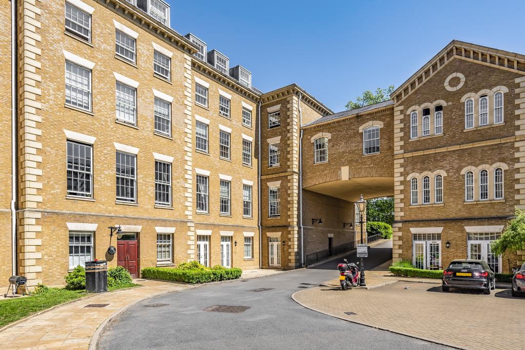 Princess Park Manor East Wing, Royal Drive, London, N11 2 bed flat for