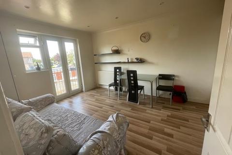 3 bedroom apartment to rent, Malvern Avenue, Harrow, HA2