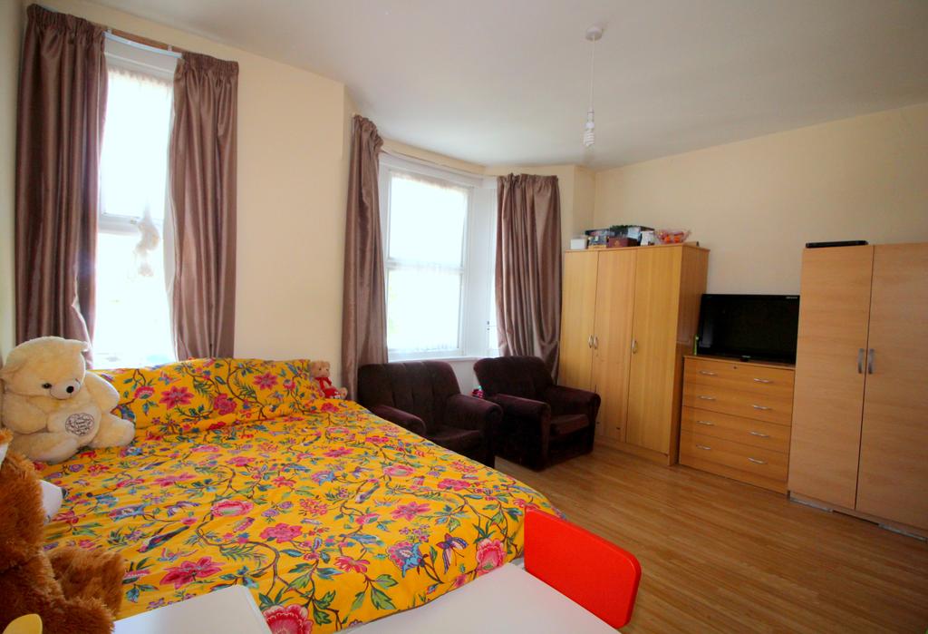 Shakespeare Crescent, Manor Park, London E12 4 bed terraced house £