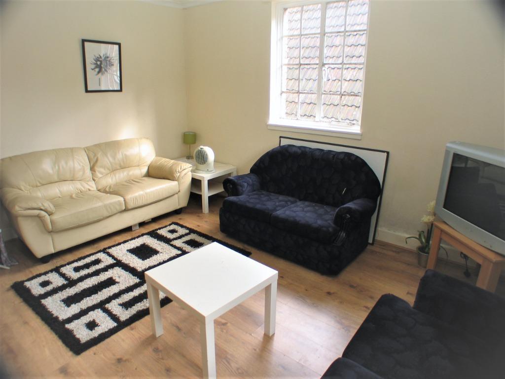 Spring Gardens, Edinburgh, EH8 4 bed flat £325 pcm (£75 pw)