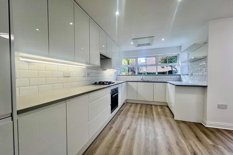 4 bedroom detached house to rent, Stirling Avenue, Pinner HA5