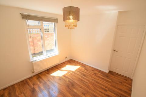 4 bedroom terraced house to rent, Gibbons Road, Bedford MK40