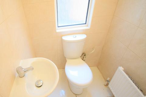 4 bedroom terraced house to rent, Gibbons Road, Bedford MK40