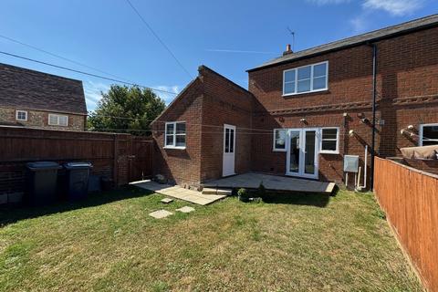 2 bedroom end of terrace house to rent, The Common, Stokenchurch